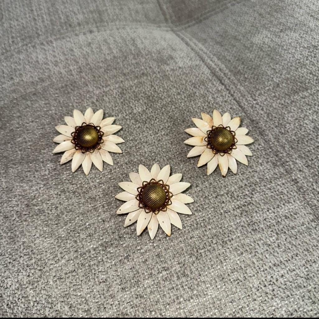 Vtg Emmons White Enamel Sunflower Gold Tone Brooch / Pin With Clip Ons